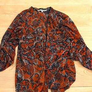 Women’s long sleeve, pocketed blouse